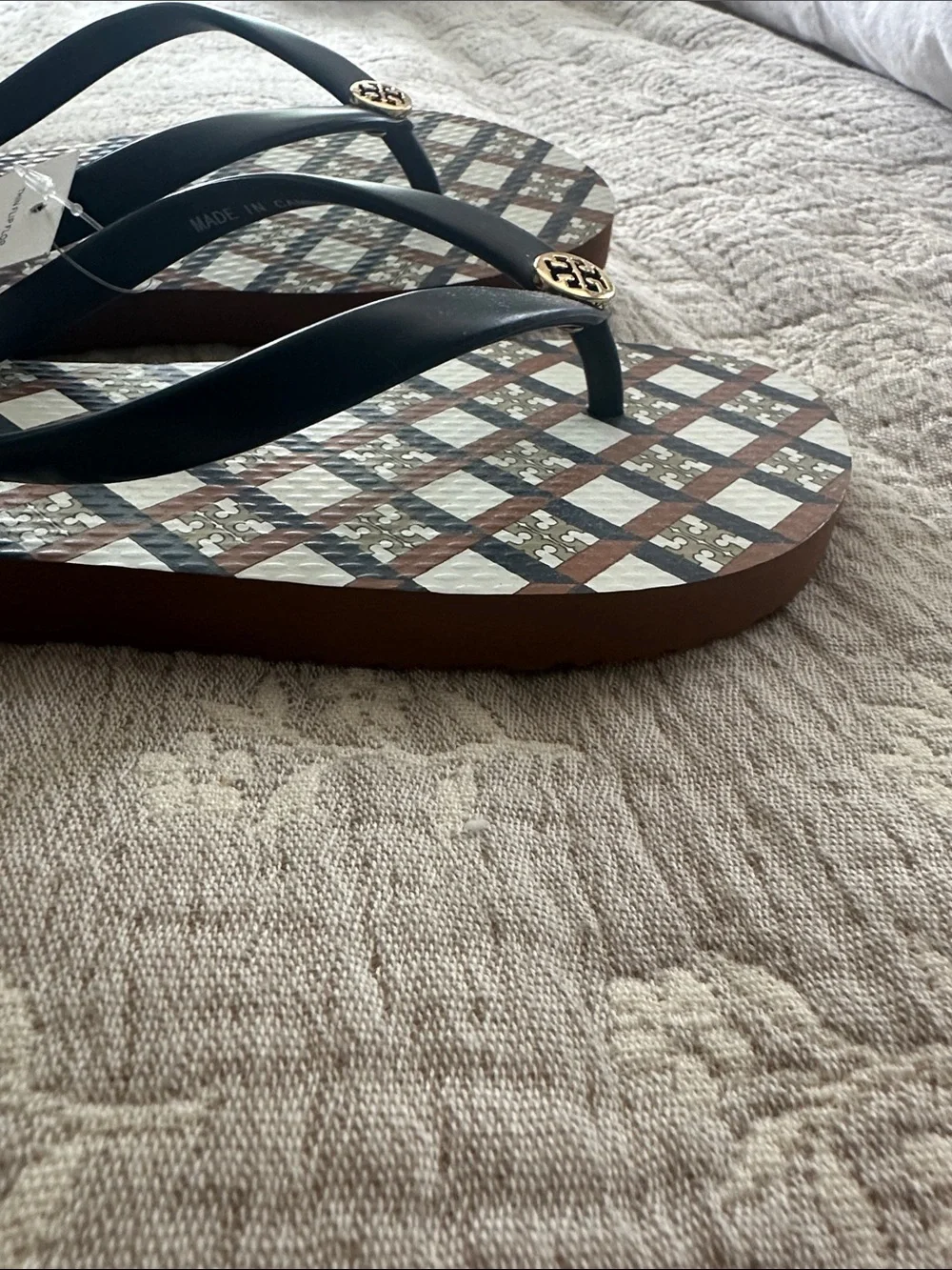 NWT Tory Burch Navy/Ivory/Neutral Geo Logo Thin Flip Flops